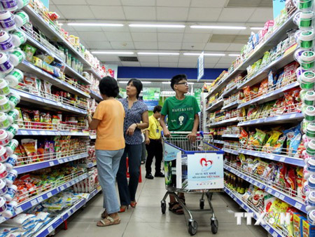 Người tiêu dùng mua sắm tại Coop mart Đinh Tiên Hoàng, quận Bình Thạnh, Thành phố Hồ Chí Minh.